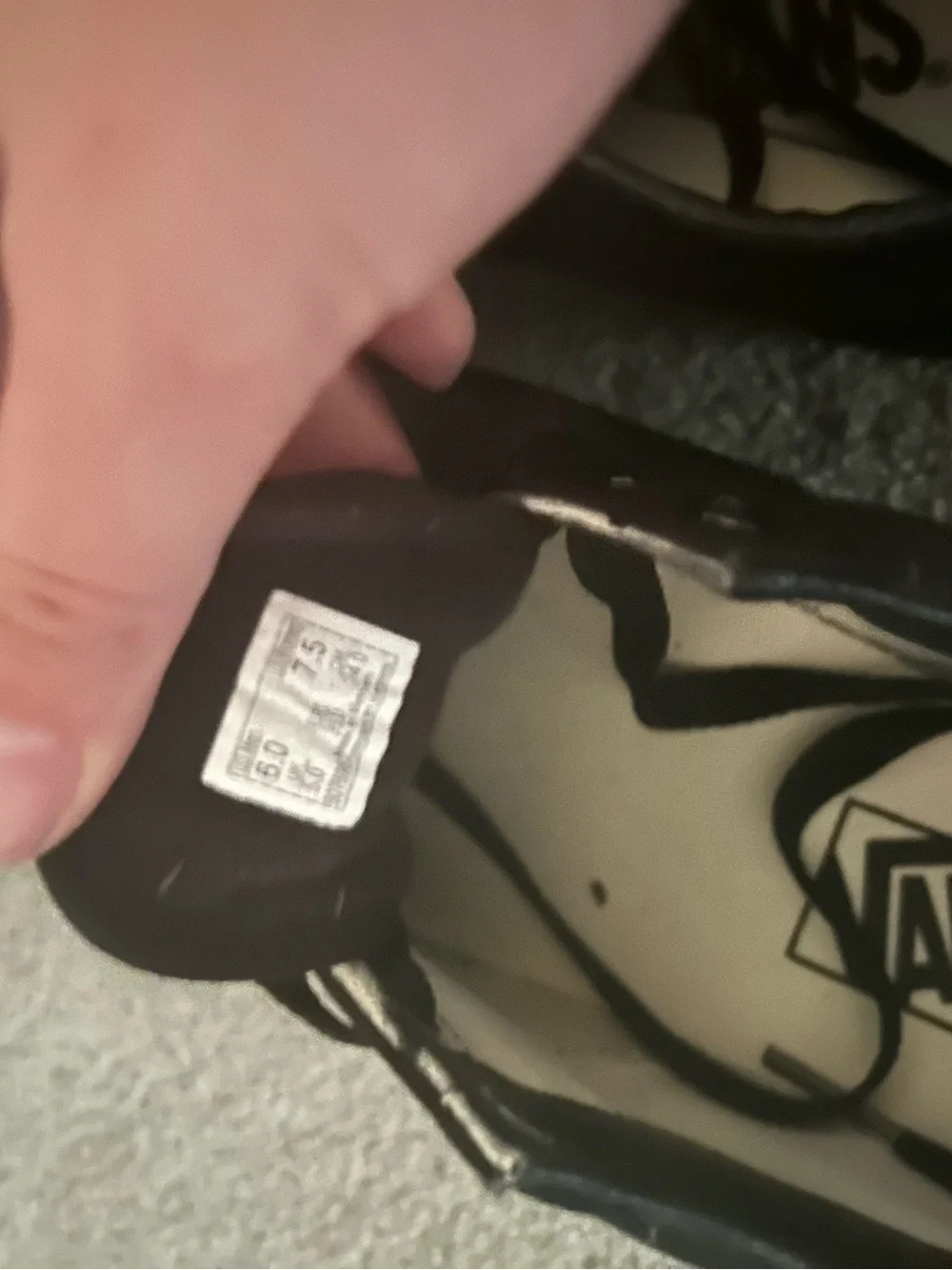 Vans women’s Black Low-Top Sneakers